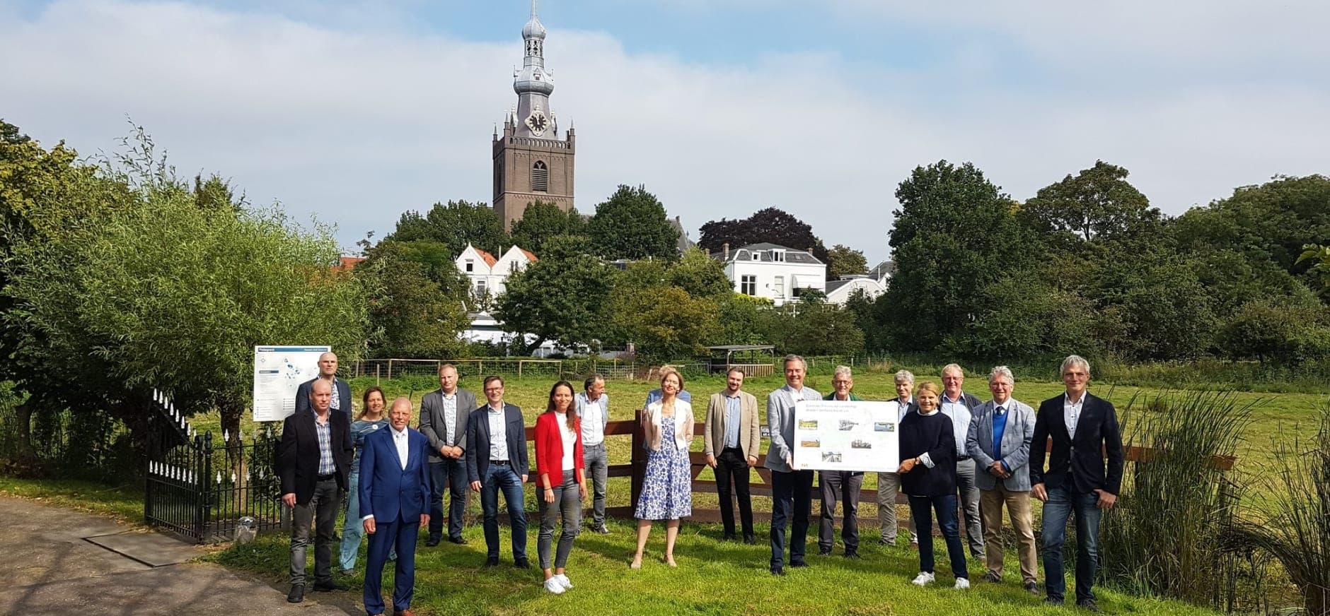 Groepsfoto van bestuurders van het Bijzonder Provinciaal Landschap, foto met hoge scherpte diepte.