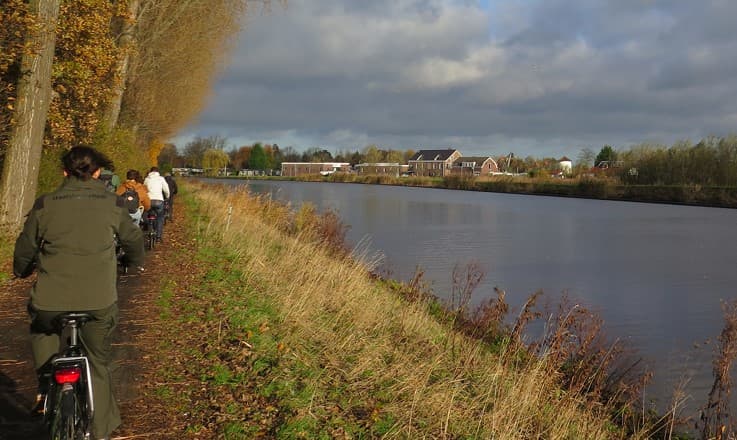 Fietsers langs het water nabij Schiedam