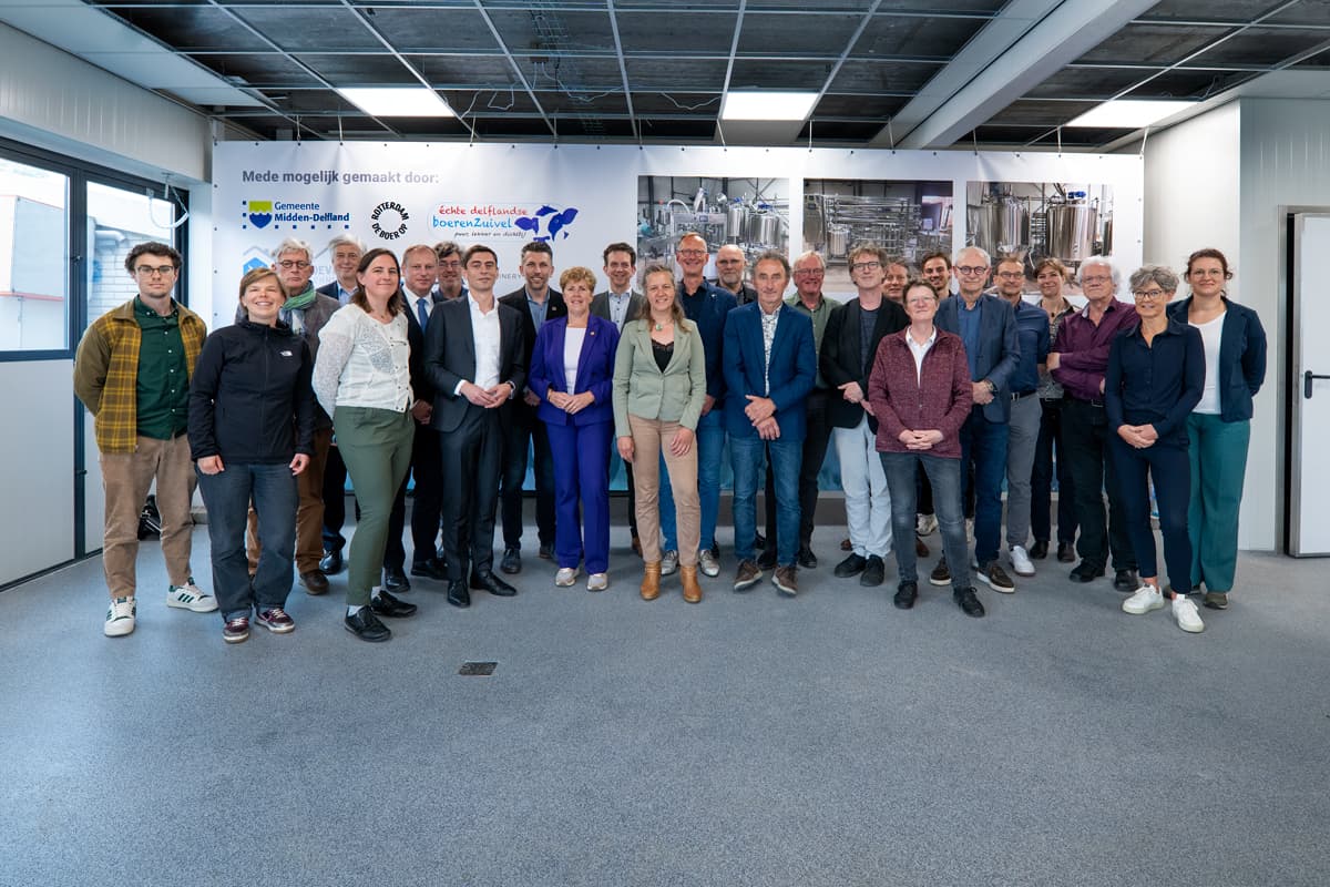 Groepsfoto van bestuurders landschapstafel Bijzonder provinciaal landschap in het nieuwe zuivelgebouw op Hoeve Bouwlust