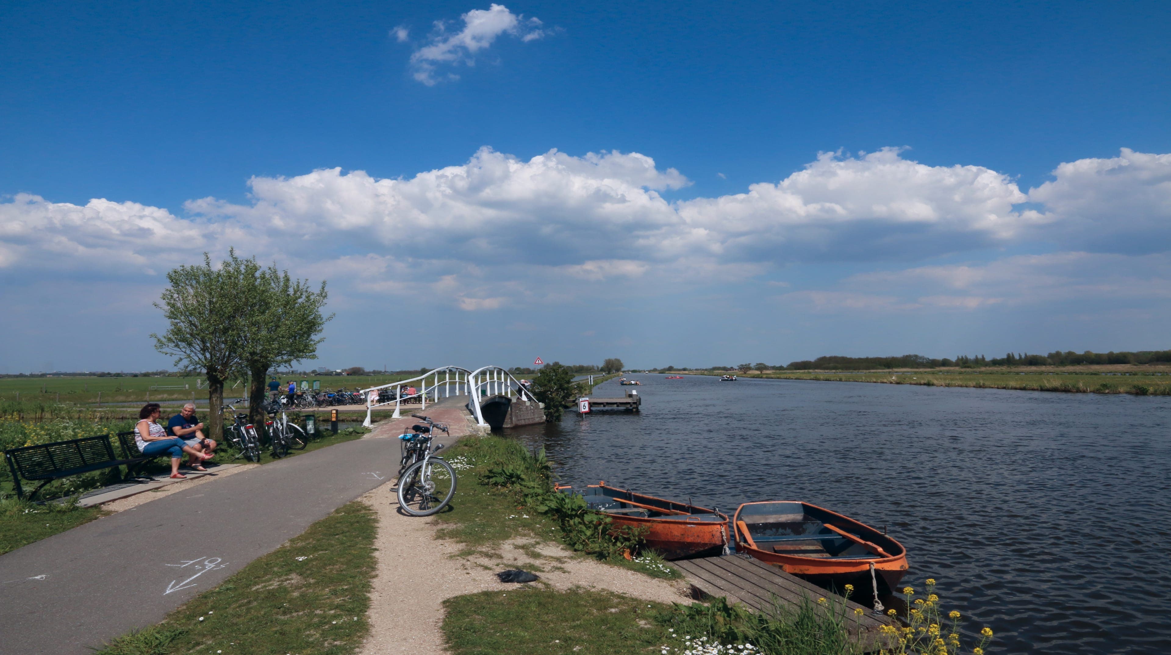 Het fietspad langs de Noordvliet geeft een mooi overzicht over de Vlietlanden (rechts).